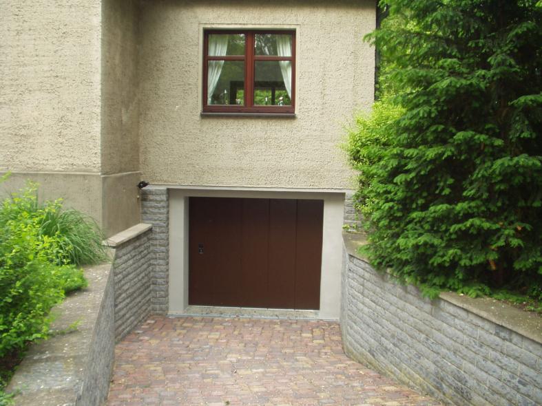 Seitensectionaltor in braun